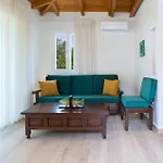 Poly's Lefkada Апартаменты Apolpaina