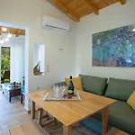 Poly's Lefkada Апартаменты *