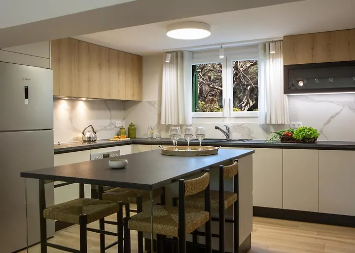 Poly's Lefkada Apolpaina