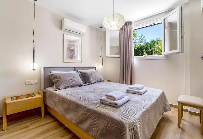 Poly's Lefkada Apolpaina