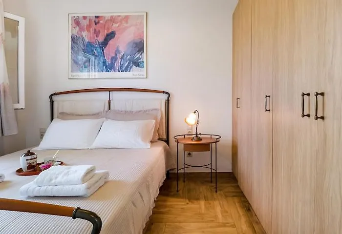 Poly's Lefkada Apolpaina