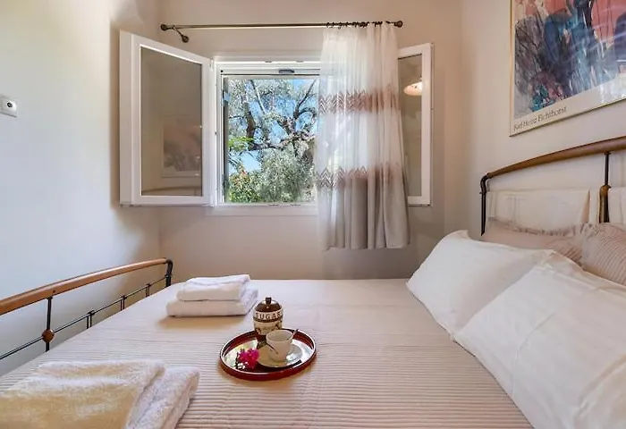 Poly's Lefkada Apolpaina