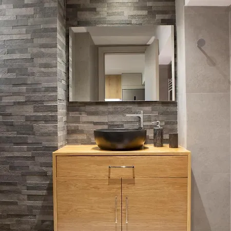 Poly's Lefkada Apolpaina