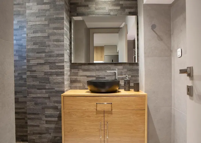 Poly's Lefkada Apolpaina