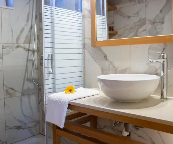 Poly's Lefkada * Apolpaina