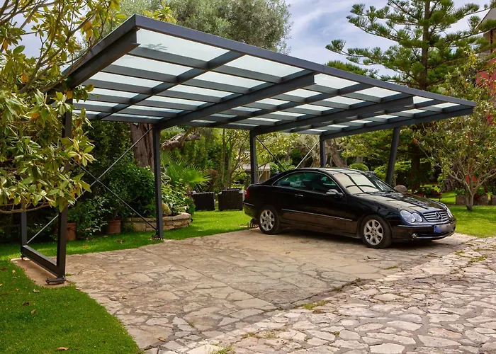 Poly's Lefkada Apolpaina